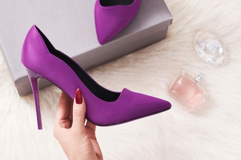 A lila abszolút divatos trend. Nézze meg, hogyan lehet eredeti megjelenést létrehozni lila tűsarkú cipővel