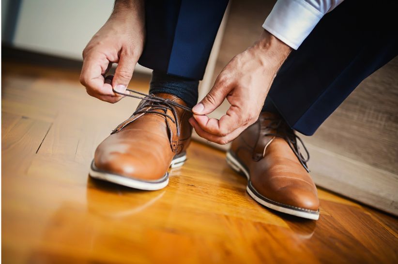 Tanulja meg, hogyan kösse meg az öltönyhöz való cipőjét, hogy fokozza a megjelenését