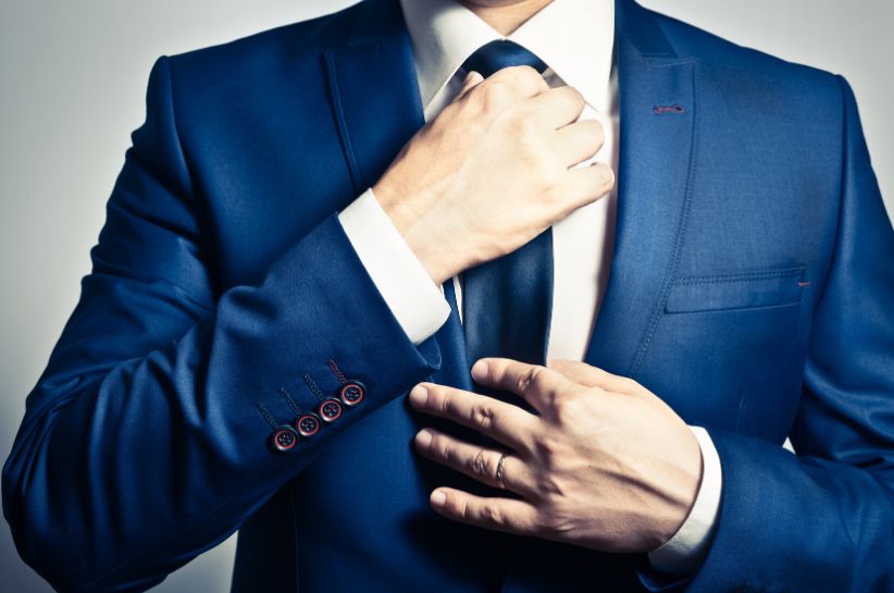 Milyen nyakkendő illik a kék öltönyhöz? Fedezze fel a kipróbált és bevált kombinációkat különböző alkalmakra