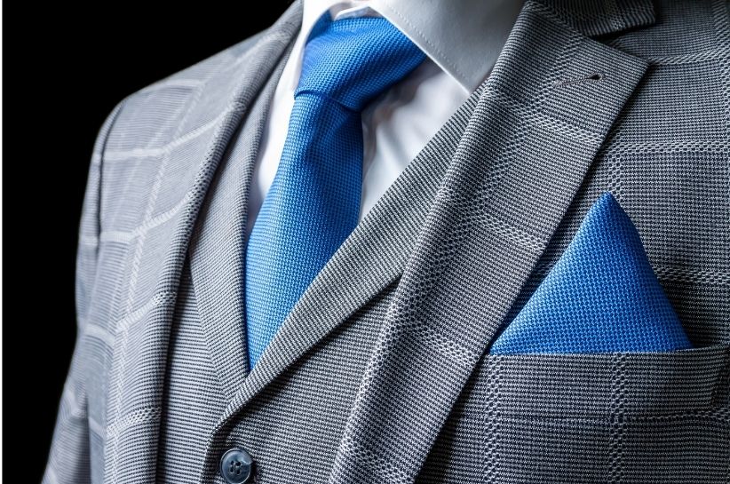 Milyen nyakkendő illik a szürke öltönyhöz? Megnézzük a legtrendibb színkombinációkat