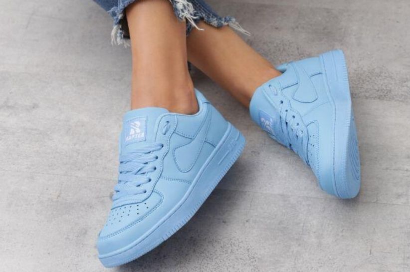 Hogyan hozzunk létre trendi megjelenést kék cipővel? Íme a legdivatosabb megoldások
